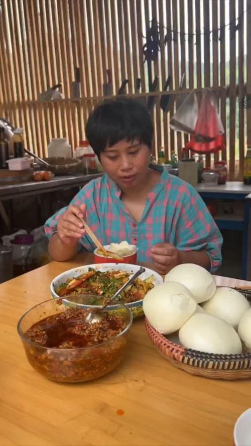 娱乐吃瓜酱爬泰山